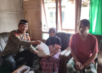 Melalui Program Polisi RW, Polsek Patean Bagikan Sembako Kepada Warga Kurang Mampu