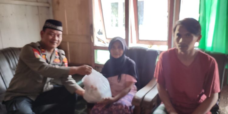 Melalui Program Polisi RW, Polsek Patean Bagikan Sembako Kepada Warga Kurang Mampu