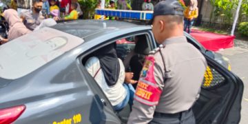 Wisatawan Pingsan, Anggota Polres Blitar Kota Sigap Lakukan Pertolongan