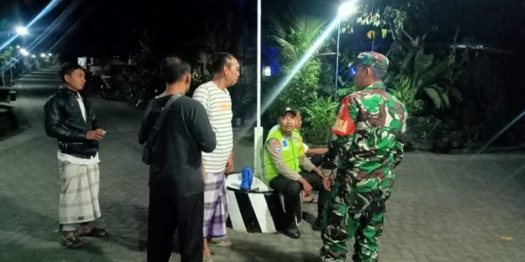 Kompaknya Polisi RW bersama TNI Ngrambe Jaga Kamtibmas Ngawi