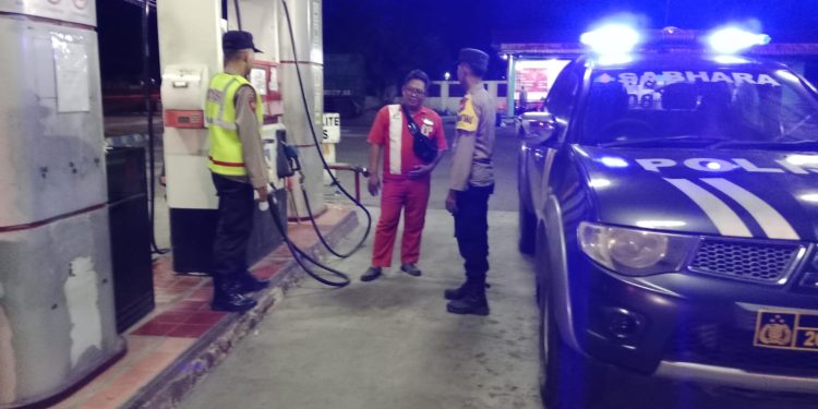 Berikan Rasa Aman Warga Ngawi, Polisi Kedunggalar Patroli di SPBU