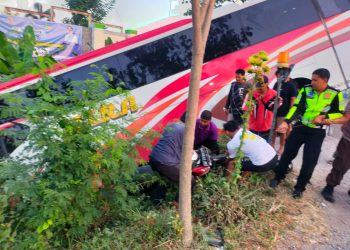 Gercep Satlantas Polres Ngawi Bantu Korban dan Keluarkan Motor yang Masuk Sungai Akibat Kecelakaan