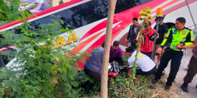 Gercep Satlantas Polres Ngawi Bantu Korban dan Keluarkan Motor yang Masuk Sungai Akibat Kecelakaan