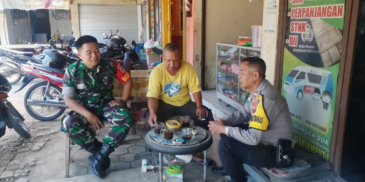 Jaga Situasi Kondusif, Bhabinkamtibmas Polsek Boja Bersama Babinsa Sambang ke Warga