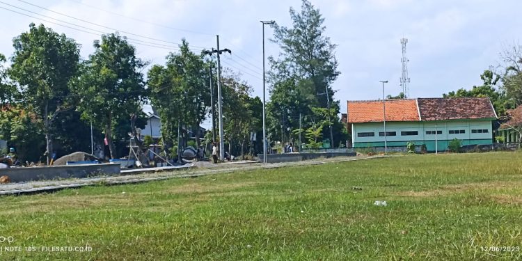 Percantik Desa, Pemdes Dimong Madiun Bikin Taman di Lapangan