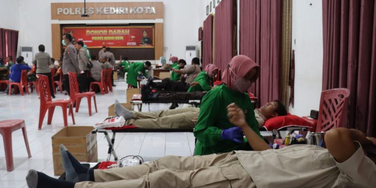 Sambut Hari Bahyangkara Ke 77 Polres Kediri Kota Gelar Bakti Sosial Donor Darah.