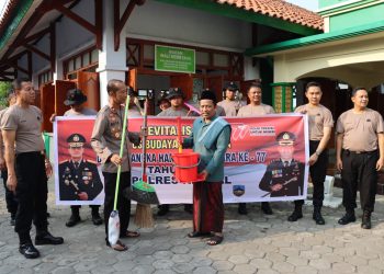 Polres Kendal Giat Revitalisasi Situs Budaya Makam Wali Gembyang Dalam Rangka HUT Bhayangkara ke-77