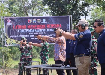 Peringati Hari Bhayangkara ke 77, Polres Bersama Forkopimda Ngawi Berlatih Menembak