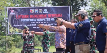 Peringati Hari Bhayangkara ke 77, Polres Bersama Forkopimda Ngawi Berlatih Menembak