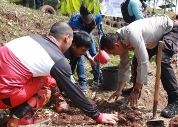Hari Bhayangkara ke-77, Polres Bersama Komunitas Trabas Batang Gelar Baksos dan Penanaman Pohon