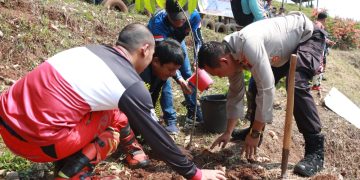 Hari Bhayangkara ke-77, Polres Bersama Komunitas Trabas Batang Gelar Baksos dan Penanaman Pohon