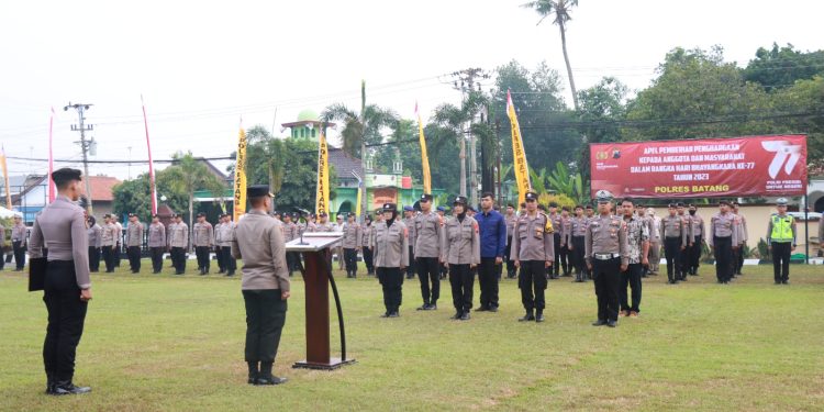 Polres Batang Berikan Penghargaan kepada Personel Berprestasi dan Masyarakat dalam Peringatan Hari Bhayangkara ke-77