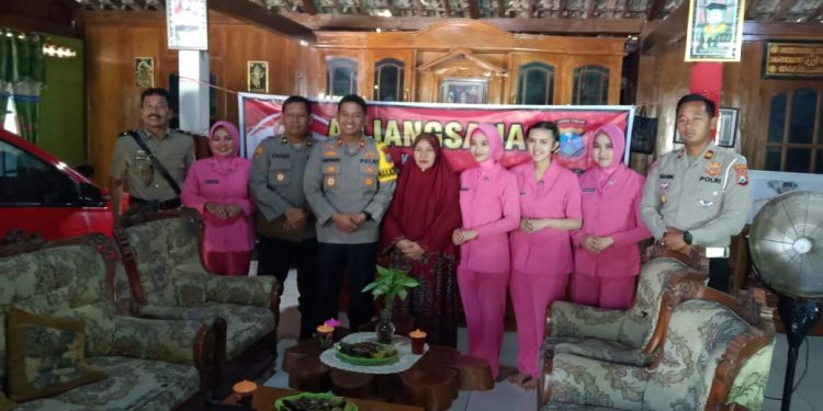 Polres Ngawi Anjangsana kepada Warakawuri Dalam Rangka Hari Bhayangkara ke-77