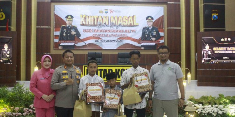 Sambut Hari Bhayangkara ke-77, Puluhan Anak Ikut Khitanan Massal Di Polres Blitar Kota