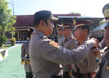 Jelang Hari Bhayangkara ke-77, Kapolres Ngawi Pimpin Upacara Sertijab Kapolsek dan Laporan Kenaikan Pangkat