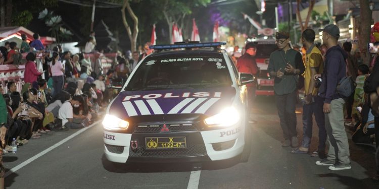 Polres Blitar Kota lakukan Pengamanan Kirab Bedhol Pusaka Dan Pawai Lentera Kota Blitar