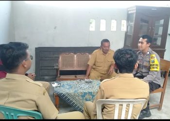 Bhabinkamtibmas Desa Tunjung Sambang Desa Jalin Komunikasi Dengan Kepala Desa Dan Perangkatnya