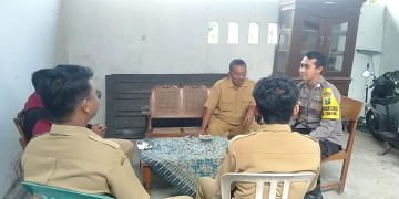 Bhabinkamtibmas Desa Tunjung Sambang Desa Jalin Komunikasi Dengan Kepala Desa Dan Perangkatnya