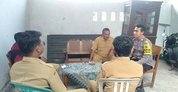 Bhabinkamtibmas Desa Tunjung Sambang Desa Jalin Komunikasi Dengan Kepala Desa Dan Perangkatnya