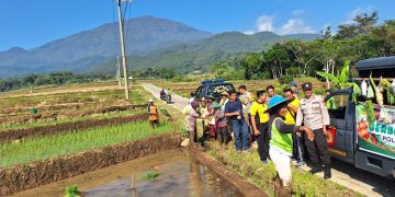 Tingkatkan Kamtibmas di Ngawi, Polsek Jogorogo Dengarkan Keluhan dan Berbagi Berkah di Sawah