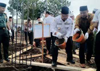 Bupati Tulungagung Hadiri Peletakan Batu Pertama Pembangunan Masjid Bolorejo.