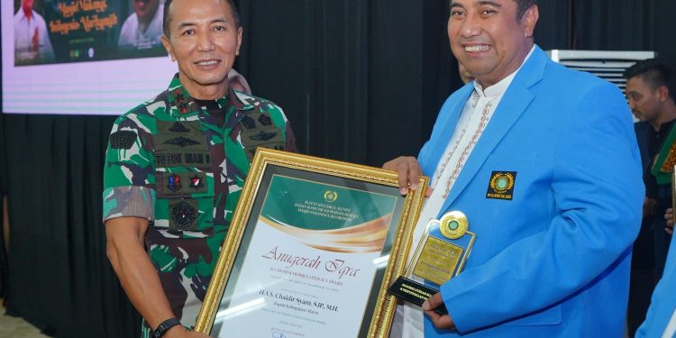 Bupati Maros Terima Anugerah Iqra dari IKA BKPRMI