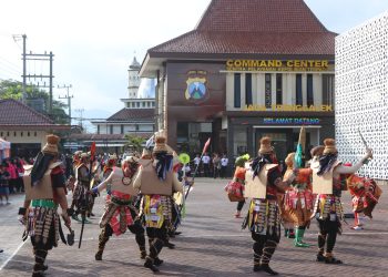 Opening Ceremony Hari Bhayangkara Polres Trenggalek, Kontingen Kenakan Baju Tematik Hasil Daur Ulang
