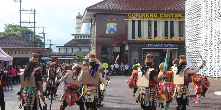 Opening Ceremony Hari Bhayangkara Polres Trenggalek, Kontingen Kenakan Baju Tematik Hasil Daur Ulang