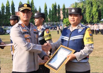 Berperan Aktif Dalam Pembinaan Siskamling, 3 Bhabinkamtibmas Raih Penghargaan