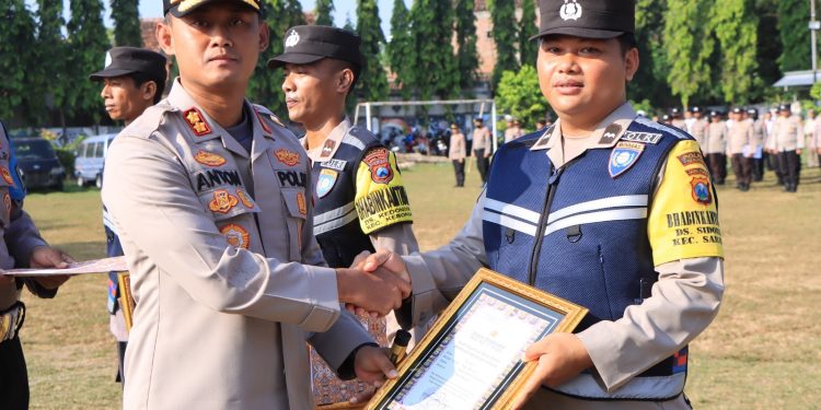 Berperan Aktif Dalam Pembinaan Siskamling, 3 Bhabinkamtibmas Raih Penghargaan