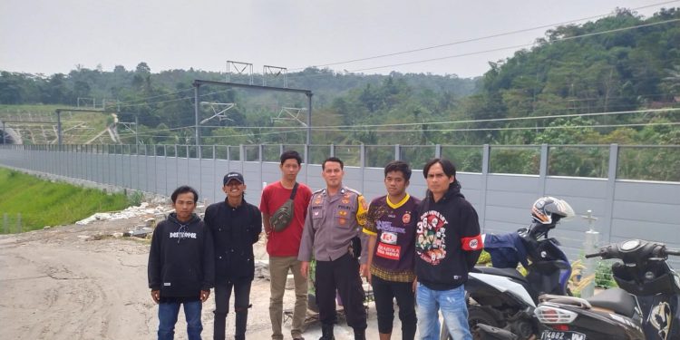 HINDARI KECELAKAAN, POLDA JABAR HIMBAU ANAK – ANAK  JANGAN MAIN LAYANGAN DI SEKITAR PROYEK   KERETA CEPAT JAKARTA BANDUNG ( KCJB)