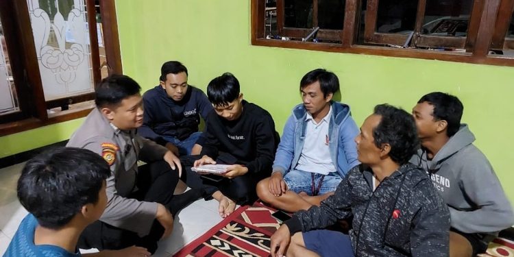 Bhabinkamtibmas Desa Karanggondang Laksanakan Sambang Berdialogis Dengan Para Pemuda