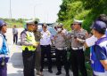 Tim Gabungan Tertibkan Parkir Liar Truk di Exit Tol Kandeman