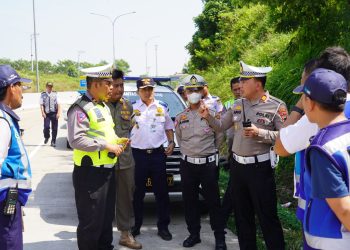 Tim Gabungan Tertibkan Parkir Liar Truk di Exit Tol Kandeman