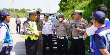 Tim Gabungan Tertibkan Parkir Liar Truk di Exit Tol Kandeman