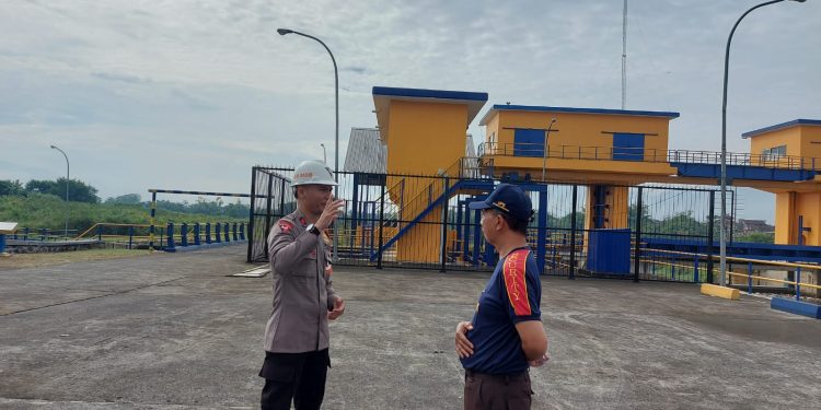 SAT BRIMOB POLDA JABAR  CEK BENDUNGAN COPONG GARUT, DETEKSI DINI ANTISIPASI BENCANA BANJIR