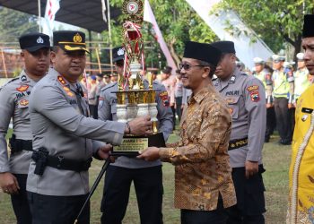 Kapolres Kendal Berikan Penghargaan Kepada Pemenang Lomba Satkamling Tingkat Polres Kendal