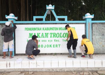 Bhakti Sosial HUT Bhayangkara ke-77, Polres Mojokerto Revitalisasi Makam Syeikh Jumadil Qubro di Troloyo, Trowulan.