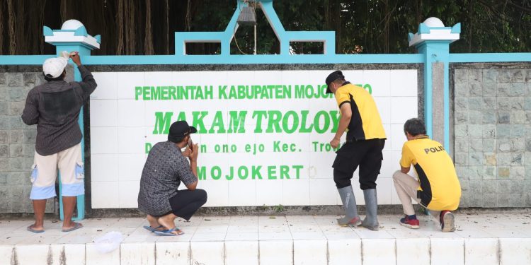 Bhakti Sosial HUT Bhayangkara ke-77, Polres Mojokerto Revitalisasi Makam Syeikh Jumadil Qubro di Troloyo, Trowulan.