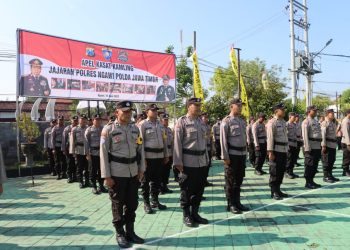 Kapolres Ngawi Serahkan Piala Pemenang Lomba Kasatkamling