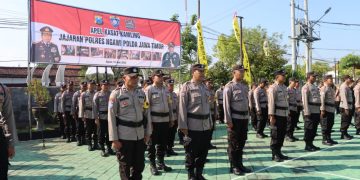Kapolres Ngawi Serahkan Piala Pemenang Lomba Kasatkamling