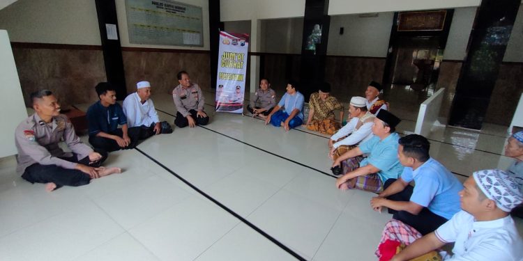 Polres Ngawi Laksanakan Jumat Curhat di Masjid Al-Hufad