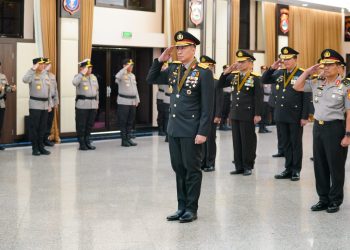 Kapolri Sematkan Tanda Kehormatan Bintang Bhayangkara Pratama ke 22 Pati Polri