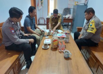 Polsek Udanawu Sambang Dialogis Dengan Kades.
