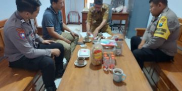 Polsek Udanawu Sambang Dialogis Dengan Kades.