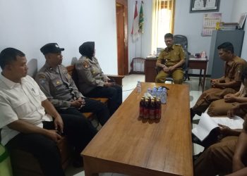 Kapolsek Udanawu Sambang Desa Bersilaturahmi Dengan Kepala Desa Beserta Perangkatnya