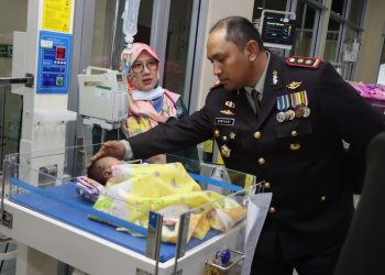 Bhabinkamtibmas Polres Ngawi Temukan Bayi di Pinggir Jalan