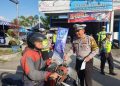 Dukung Operasi Patuh Semeru 2023, Satlantas Trenggalek Bagikan Pamflet dan Helm Untuk Pengguna Jalan*