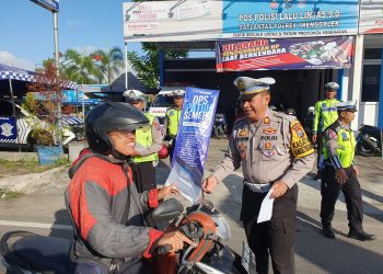 Dukung Operasi Patuh Semeru 2023, Satlantas Trenggalek Bagikan Pamflet dan Helm Untuk Pengguna Jalan*