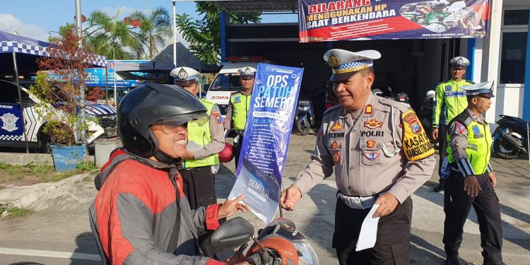 Dukung Operasi Patuh Semeru 2023, Satlantas Trenggalek Bagikan Pamflet dan Helm Untuk Pengguna Jalan*